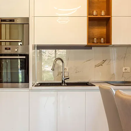 Ama's 1br Ap 4 - Parking, Kitchen & Balcony Lägenhet *