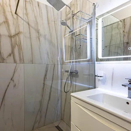 Ama's 1br Ap 4 - Parking, Kitchen & Balcony Lägenhet *