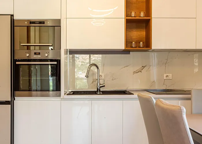 Ama's 1br Ap 4 - Parking, Kitchen & Balcony Lejlighed *